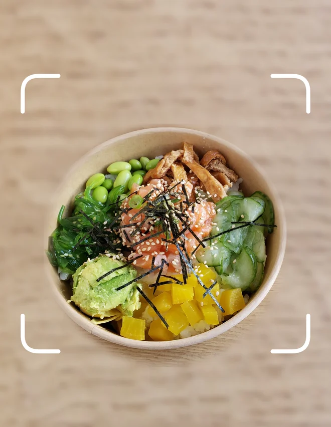 The FitBeyond AI camera framing a salmon poke bowl inside the scan brackets